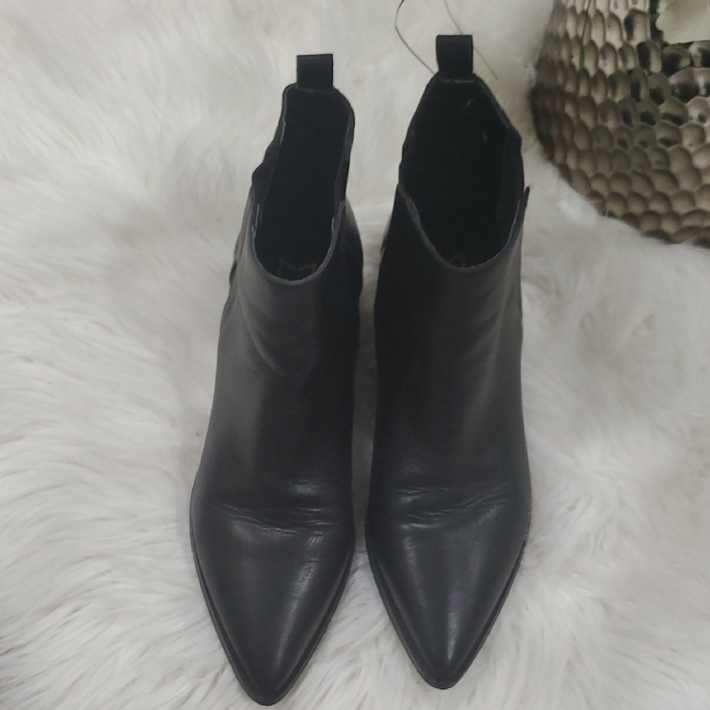 Chic Marc Fisher Black Leather Ankle Booties
